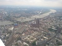 Nordsee 2017 Joerg (10)  Vorbei am Dom in Kln aus der Luft, ber der Altstadt Nord, in der Mitte der Klner Hauptbahnhof, der Flu heisst Rhein